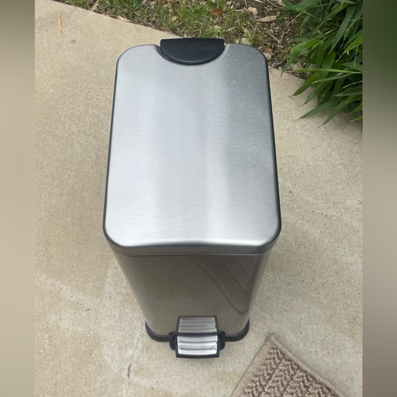 Trash Can - Picture 4 of 8